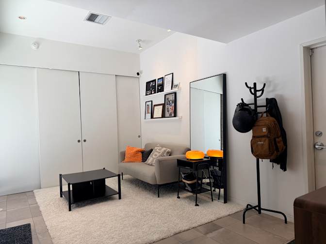 Mauricio's room
