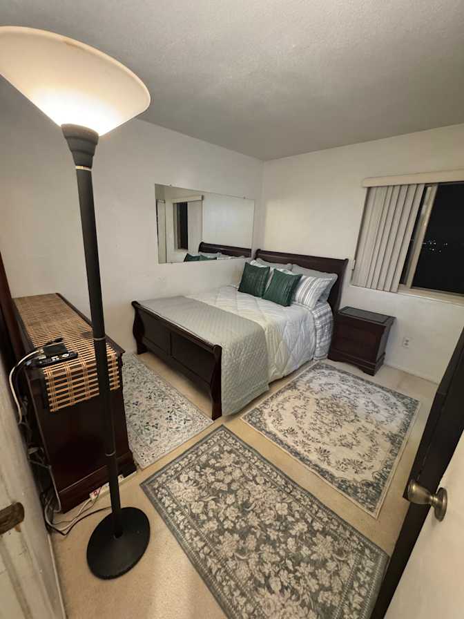 Luz F Mendoza's room