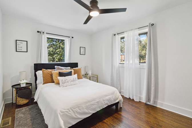 Alcove Rooms's room