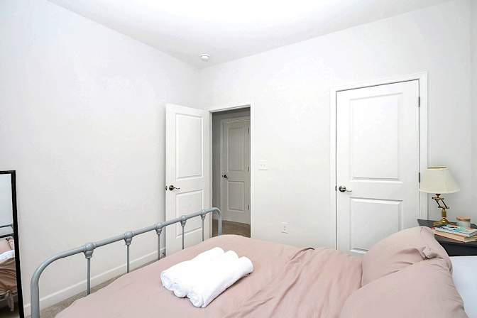 Alcove Rooms's room