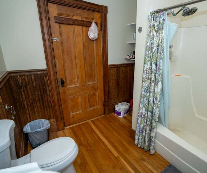 Room available in duplex's room