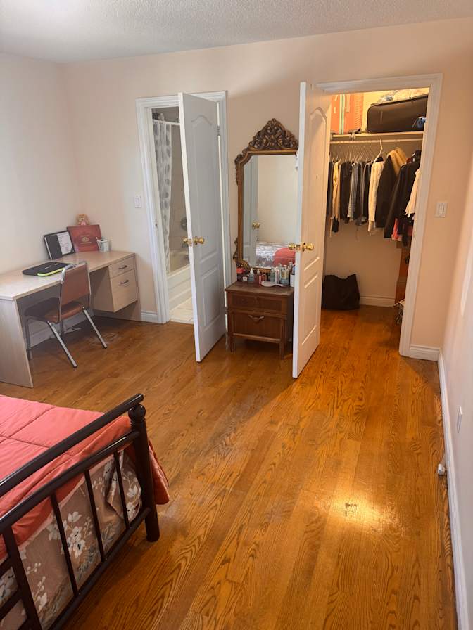 zari esmaeili's room