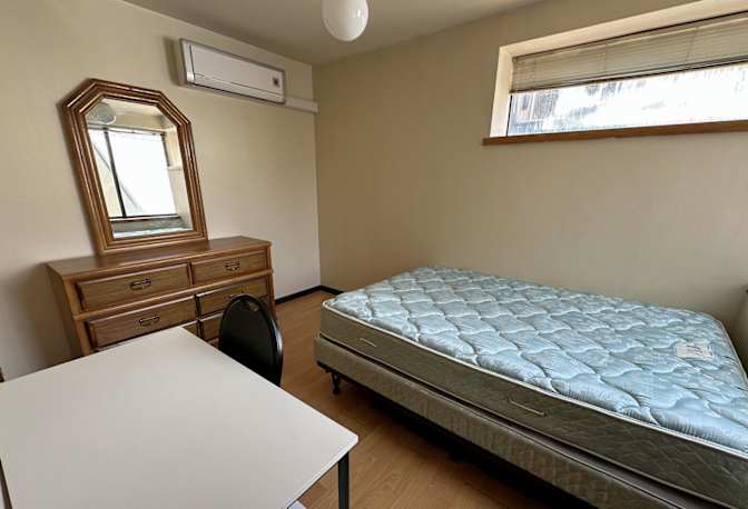 Tyler Chen's room