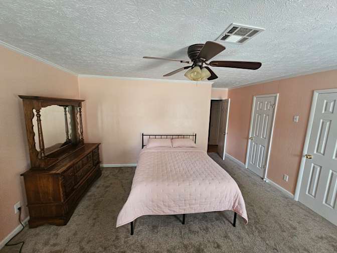 Carlos's room