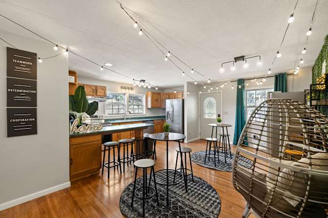 lifedoorrentals's room