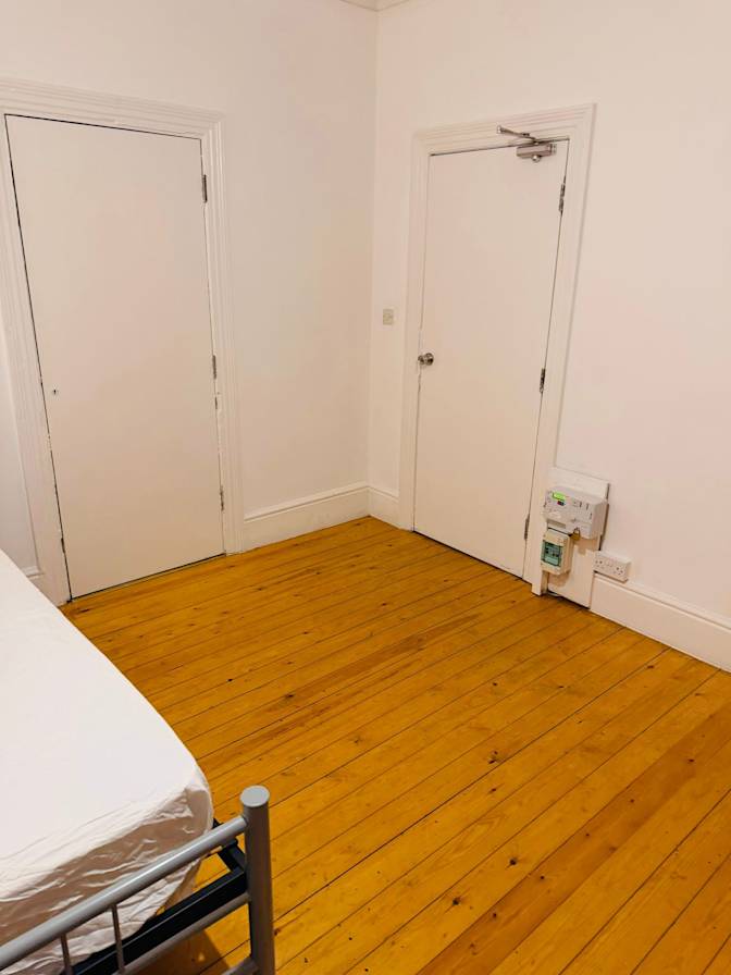 hassan khan's room