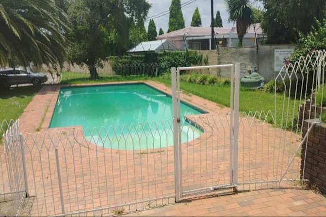 LINDOKUHLE MBATHA's room