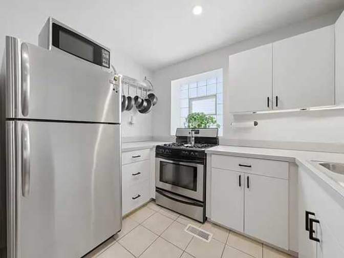 Welcome to this beautifully one-bedroom's room