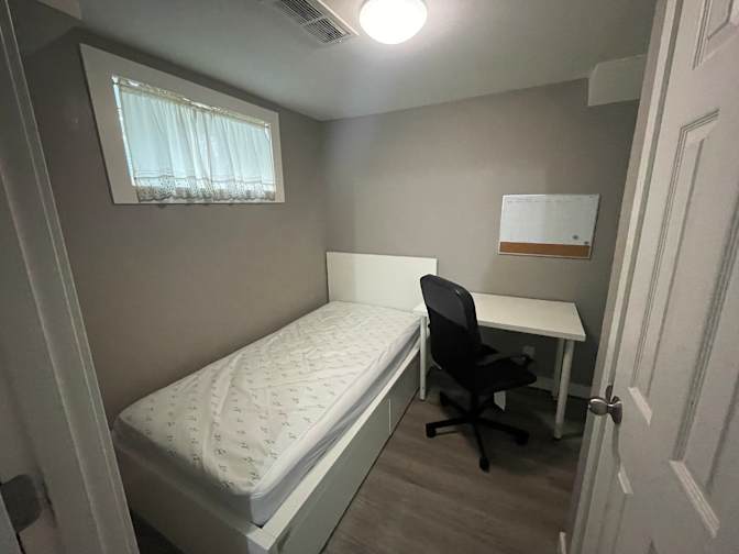 Bwood House's room