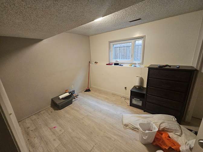 Qi's room