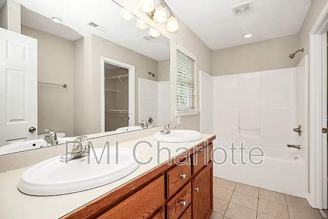 Alcove Rooms's room