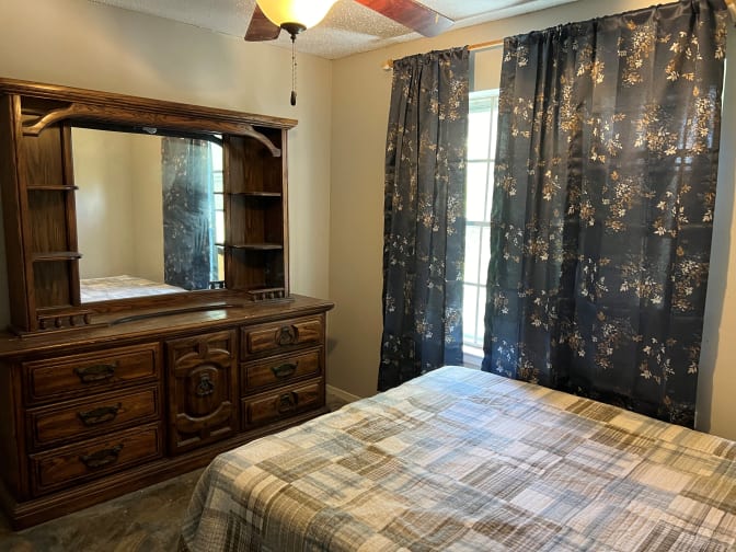De's room