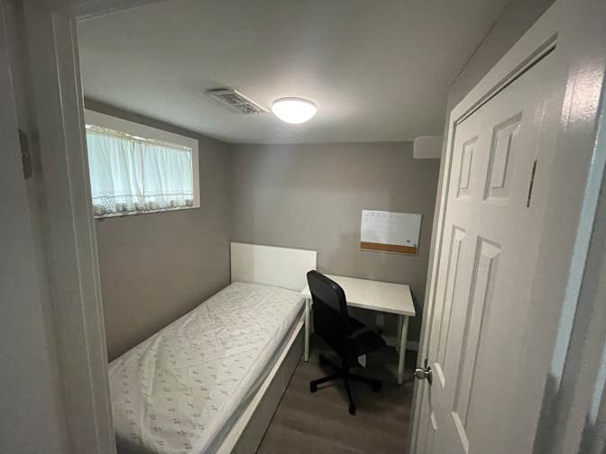 Bwood House's room