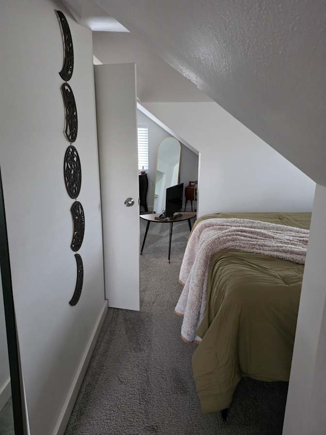 Dinaran's room