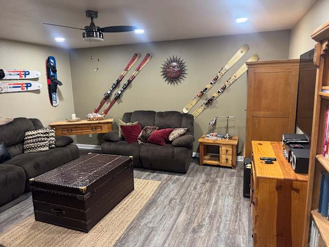Jeffery Lampas's room