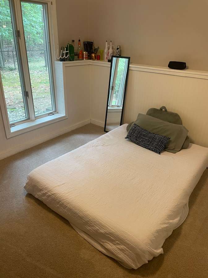 Leslie's room
