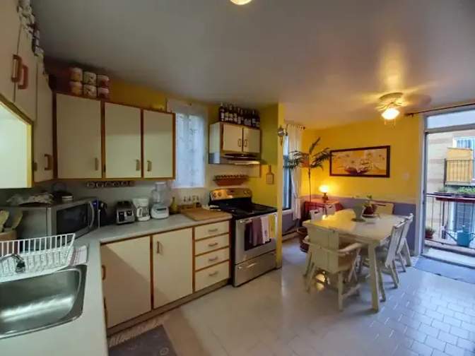 Roman dee's room