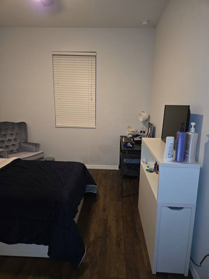 Luis's room
