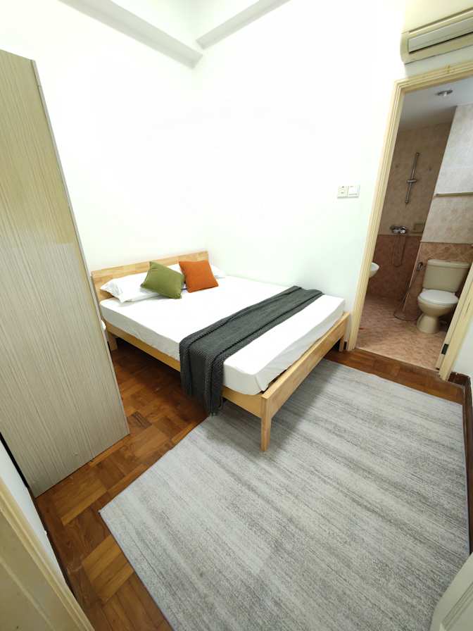 leong tie's room