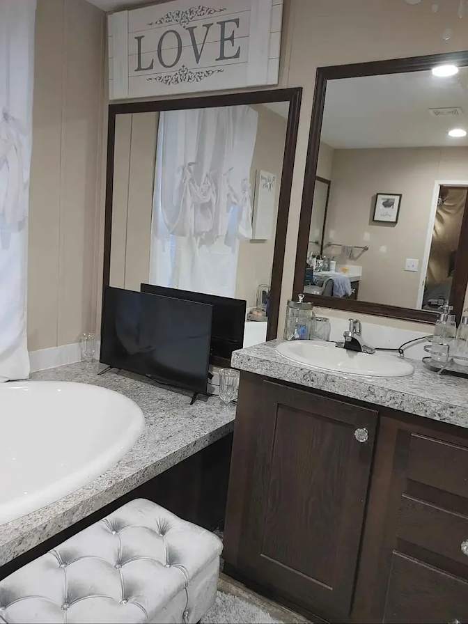 Alcove Rooms's room