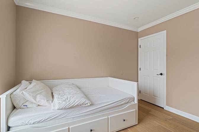 Linh Johnson's room