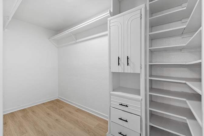 Tomic Properties's room