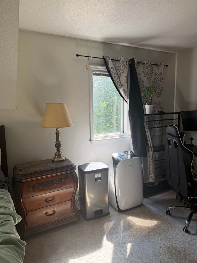 ENE M IGOMU's room