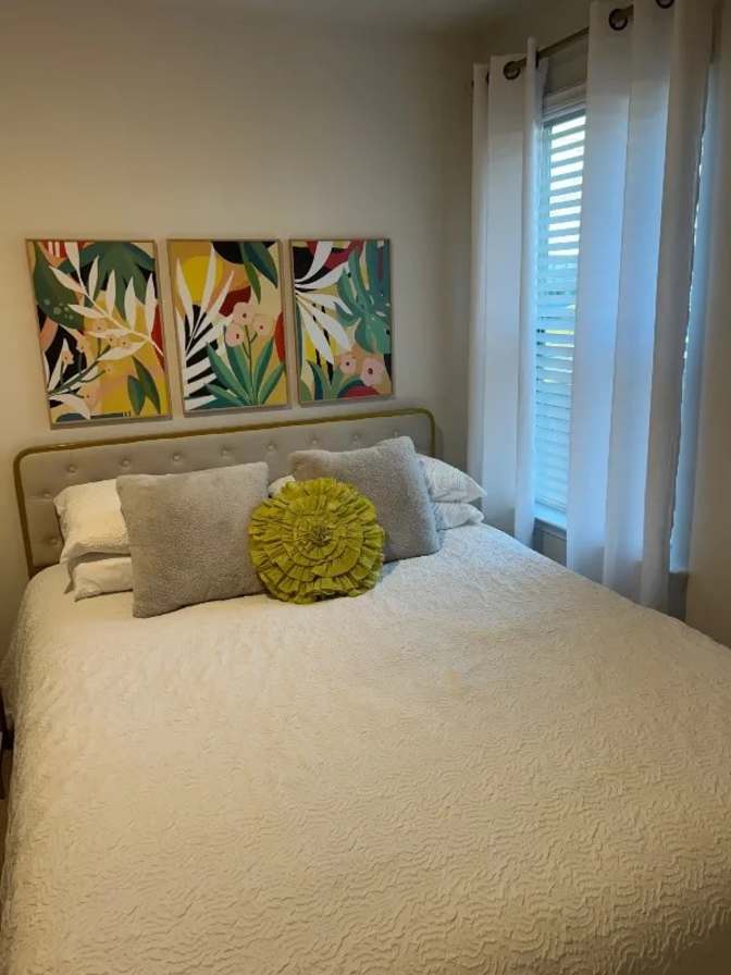 Alcove Rooms's room