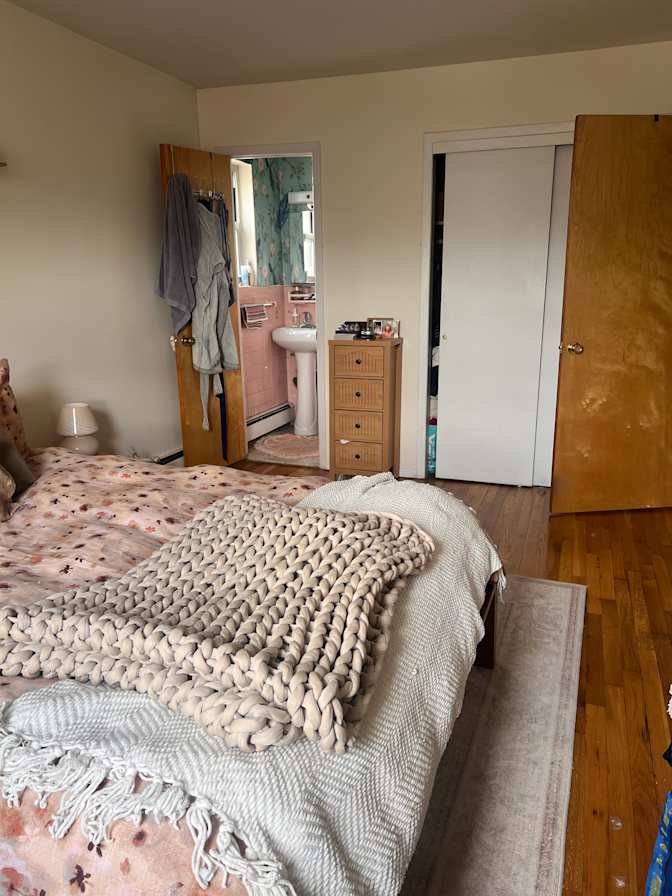 Astoria Charming Apt's room