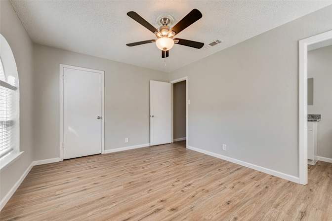 Leslie's room