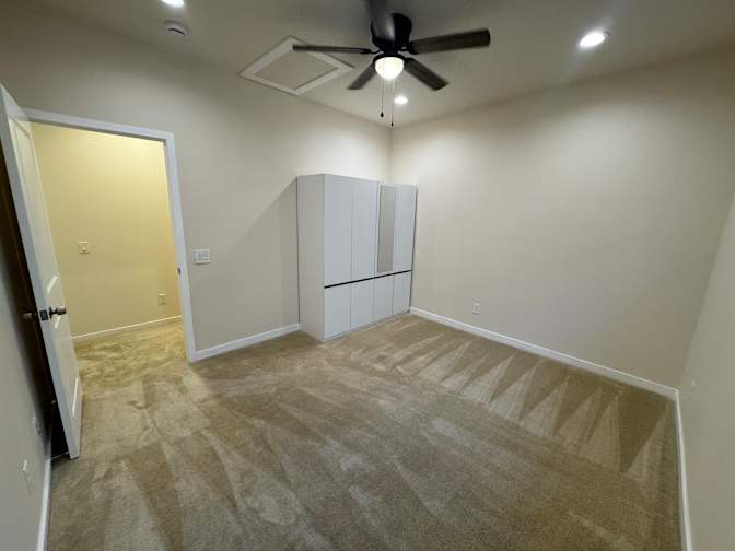 Yi's room