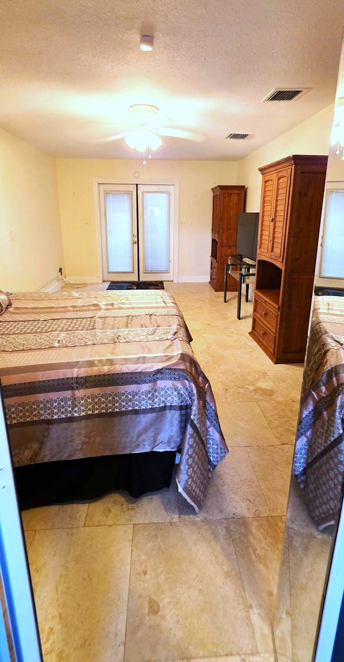 LAURA SCLAR's room