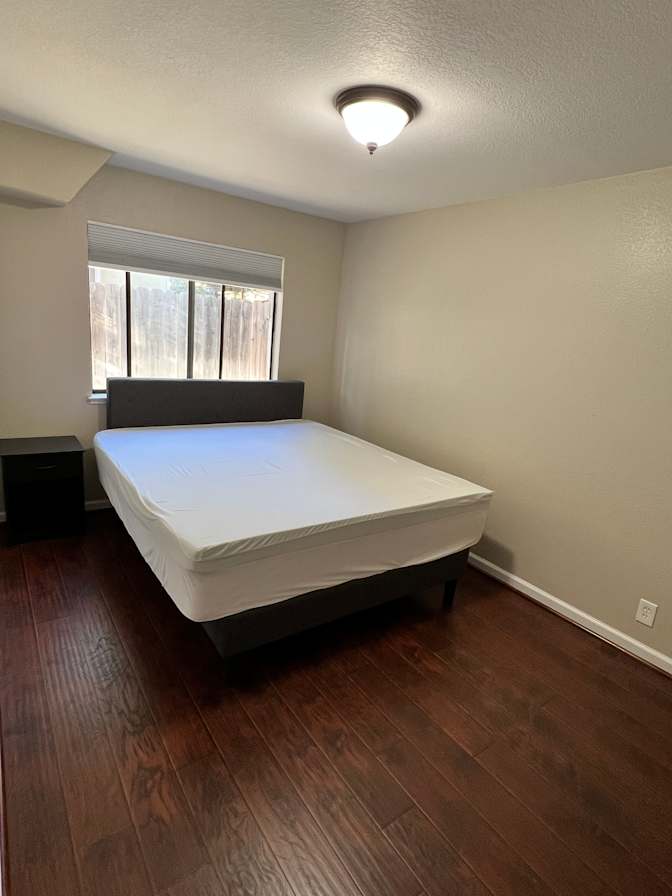 Yi's room