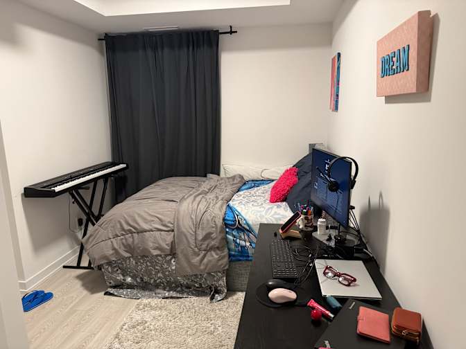 Olga brinda Nlend's room