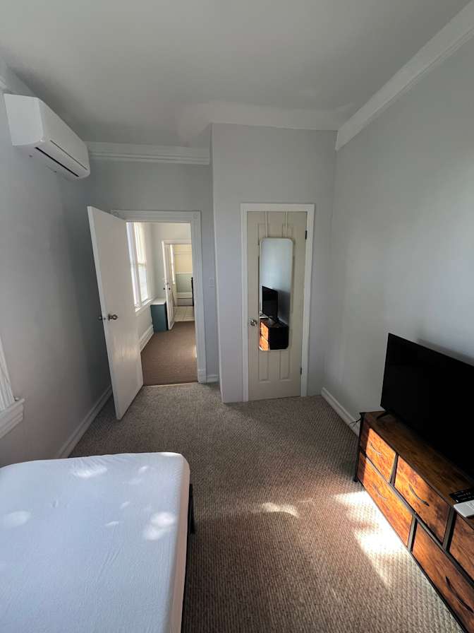 Sklaren's room