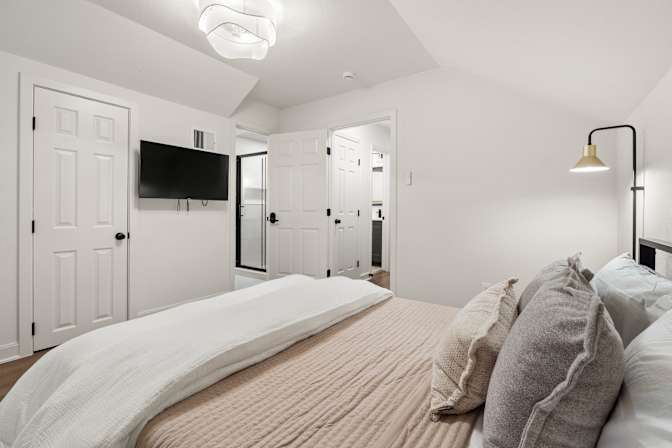 Tomic Properties's room