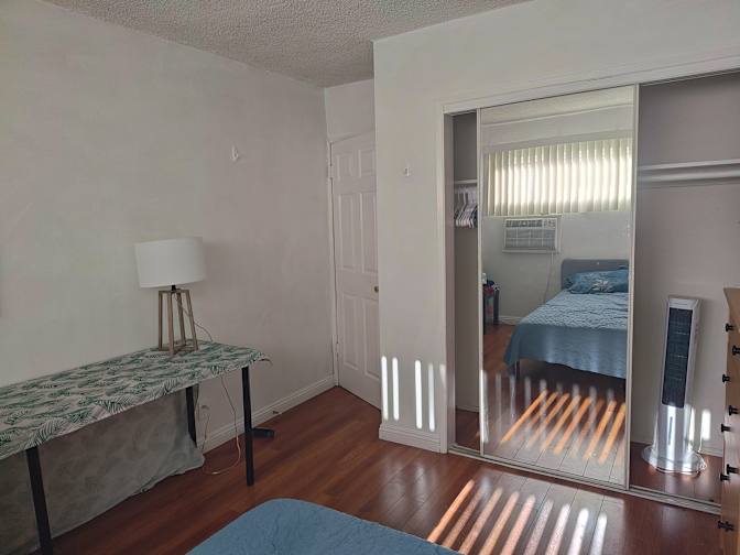 Burbank Room's room