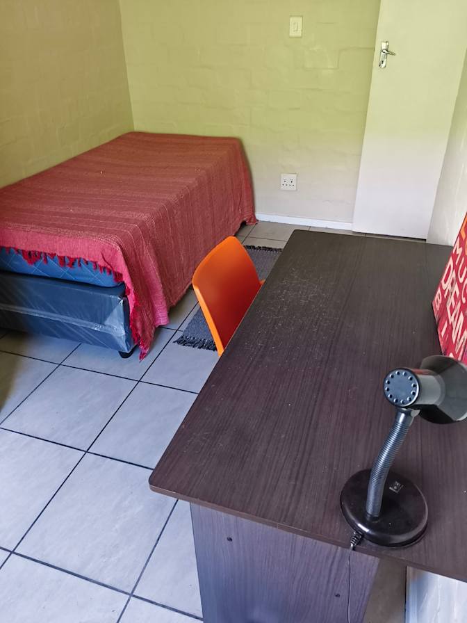 Leslie's room