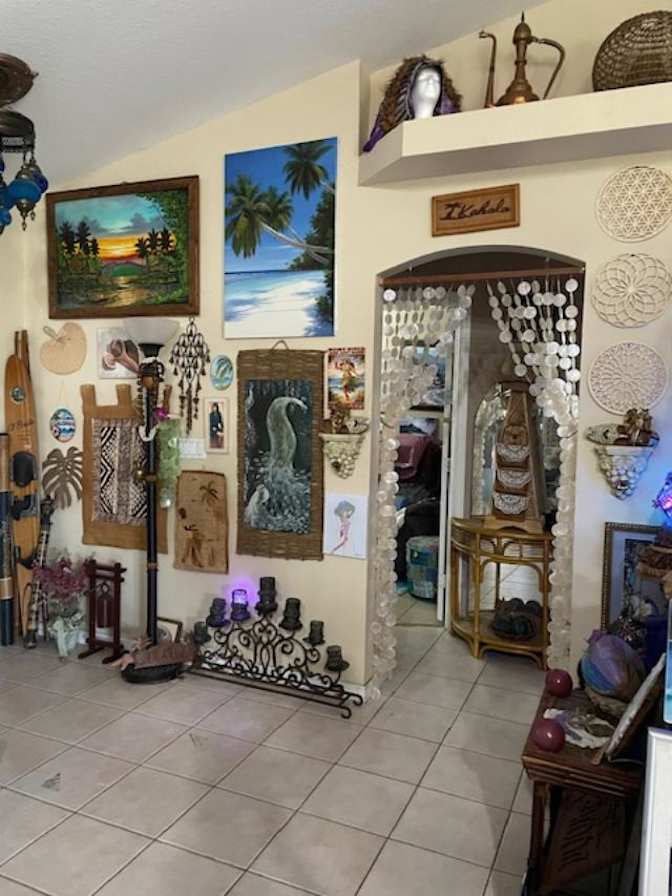 AlohaBeachArt's room