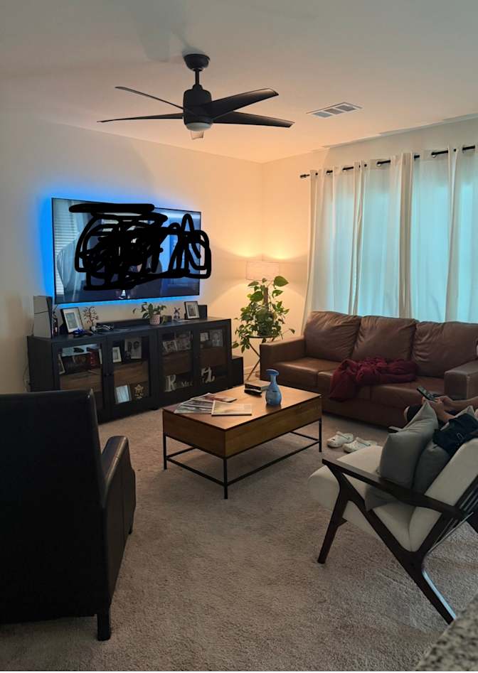 Rolando Flores's room
