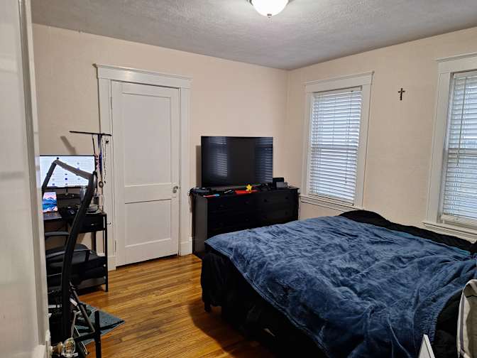 Luis's room