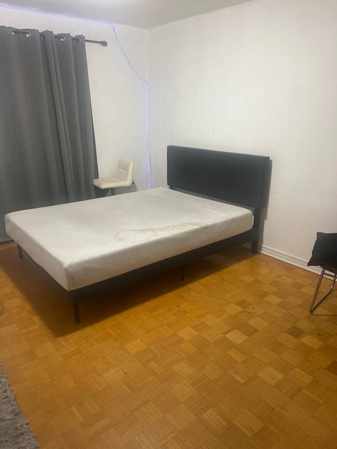 Michael Adekahunsi-gold's room