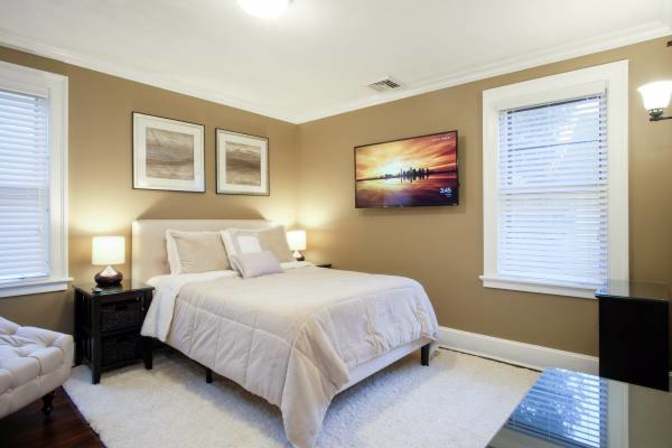 Suite with PRIVATE Bath. Weekly cleaning's room