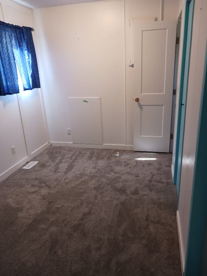 Les's room