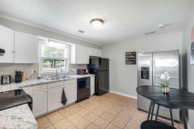 lifedoorrentals's room