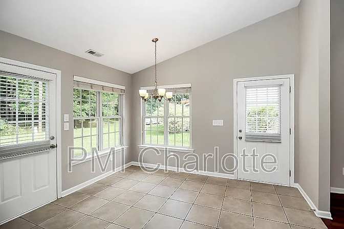 Alcove Rooms's room