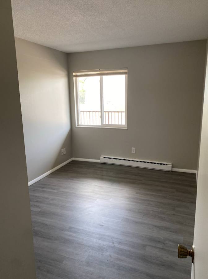 Seth J Knisel's room