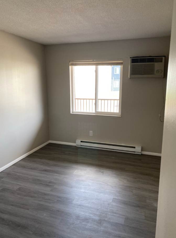 Seth J Knisel's room