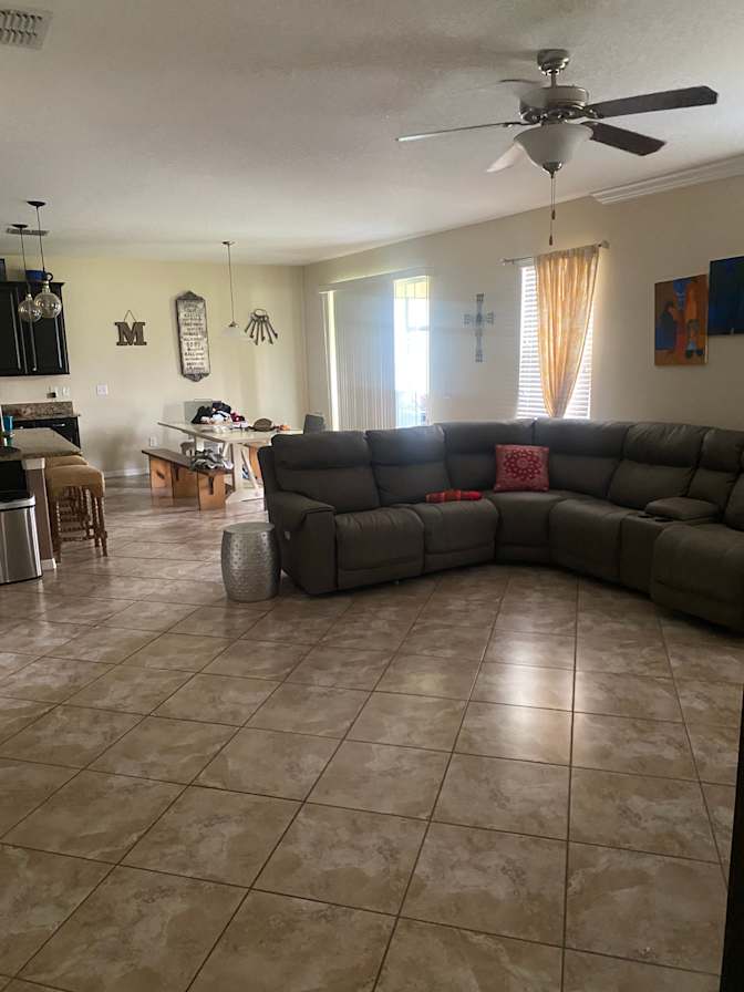 Glenesto's room