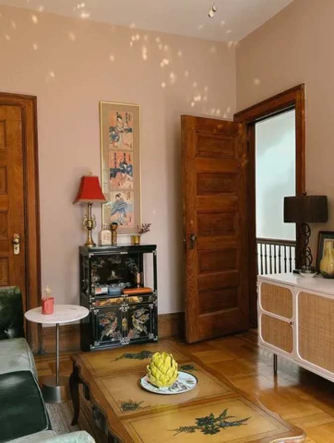 Welcome to this bright and well maintained apartment's room